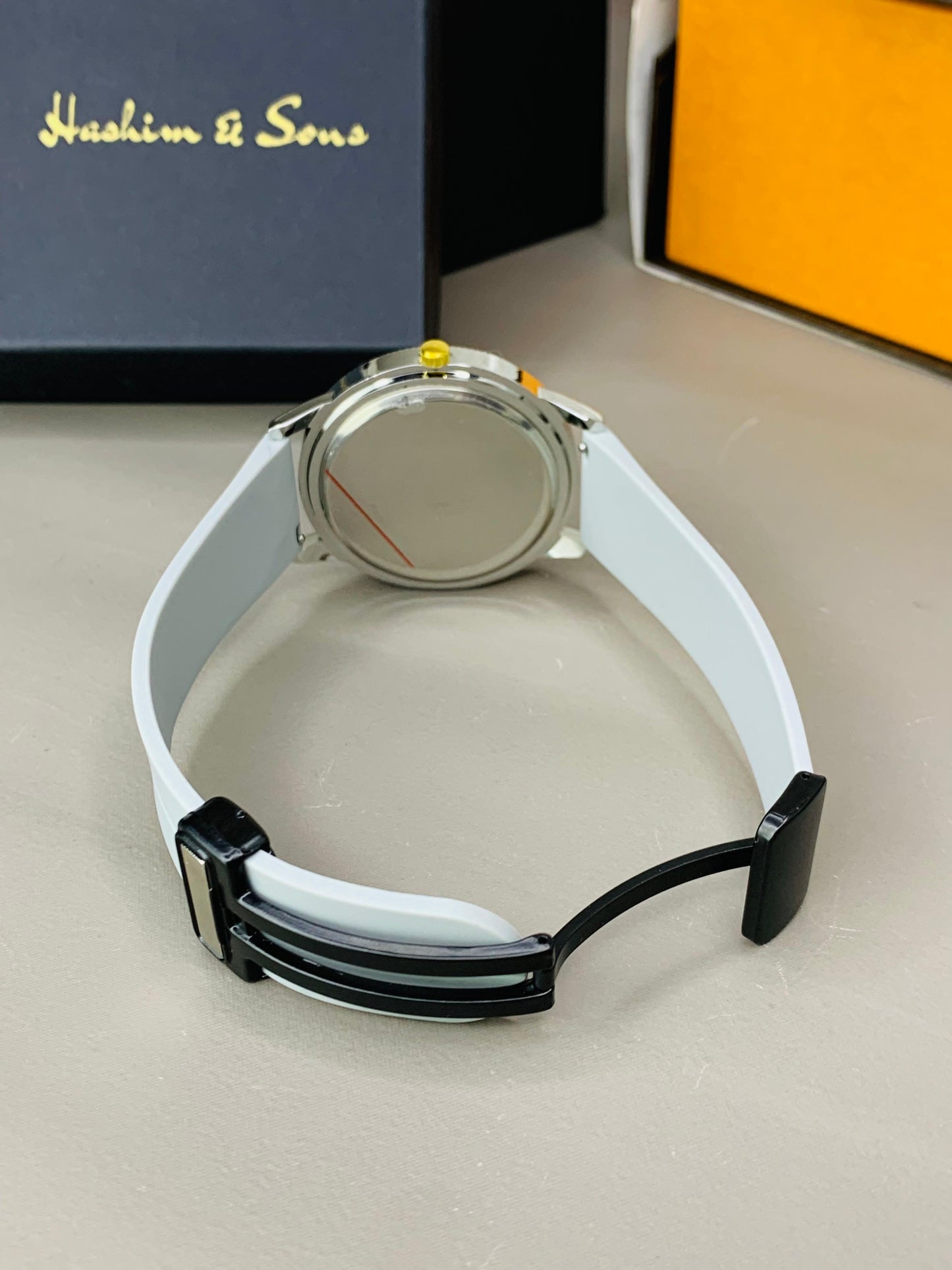 Magnetic Strap Watch With Date (White)