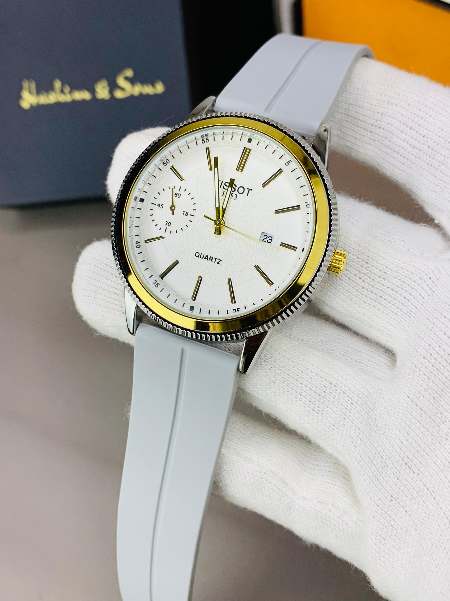 Magnetic Strap Watch With Date (White)